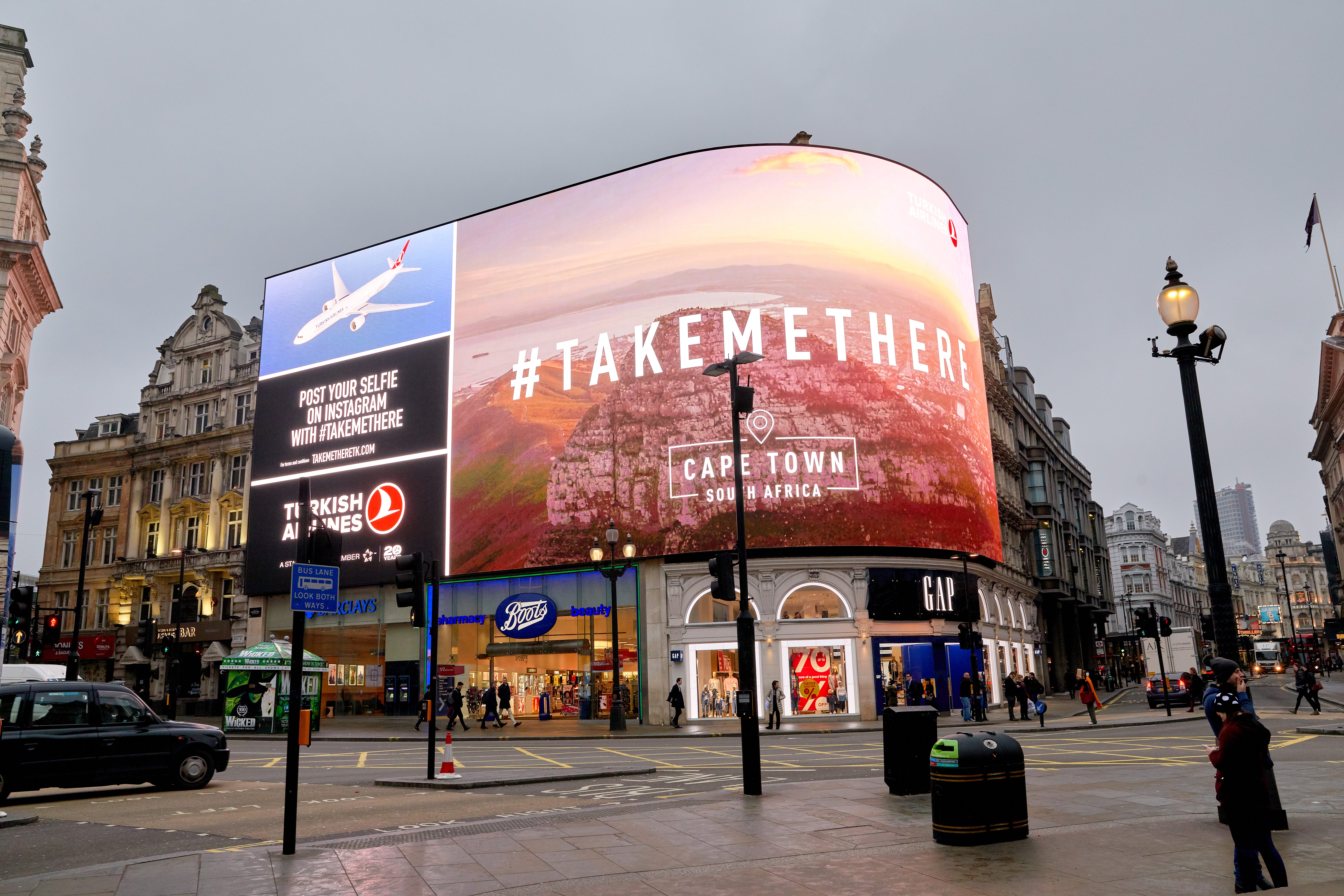 Turkish Airlines Is Giving Away Free Flights For Taking Selfies In London... - God Save The Points