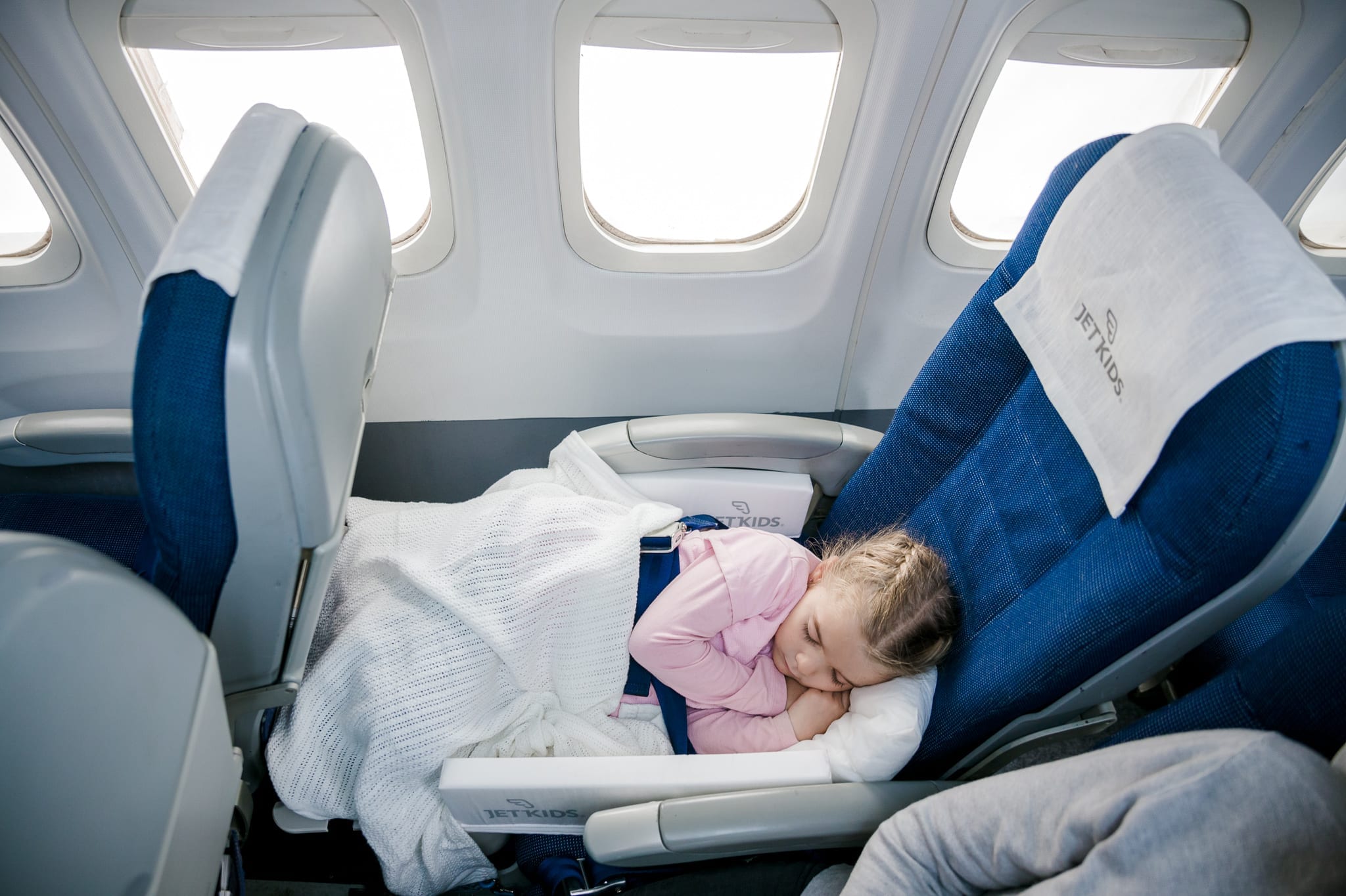 Дети в самолете до скольки лет. Flydubai люлька для новорожденных. S7 люлька для новорожденных в самолете. Люлька в самолете для ребенка Аэрофлот. Люлька в самолете для ребенка s7.