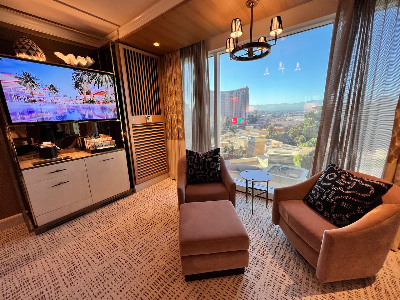 New Wynn Las Vegas Rooms - seating and TV